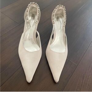 Vintage womens Paola Ferri Champagne Satin Rhinestone Trim Bridal heels
Size 6.5